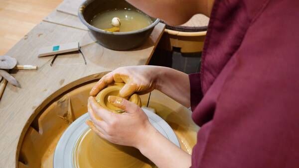 作務衣で気分は陶芸家。表参道の隠れ家で世界にひとつの陶器作り