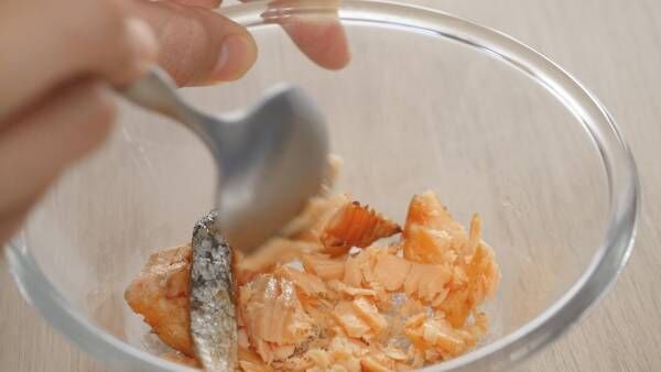 旬の秋鮭で作る！「鮭とアボカドの味噌マヨグラタン」簡単レシピ