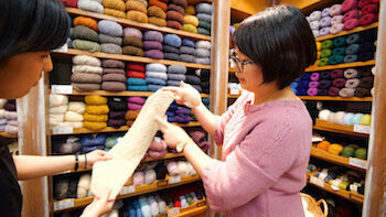 珍しい毛糸に出合える。下北沢の手編み糸専門店