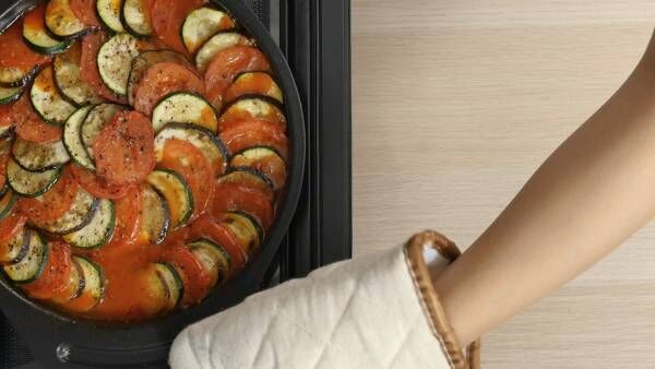 並べて焼くだけ。彩り野菜の簡単ミートラタトゥイユ