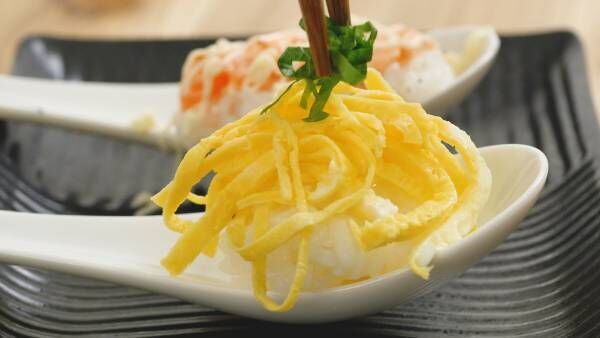 食べやすさも人気の秘密。彩り豊かな「スプーンちらし寿司」