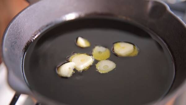 絶品キャンプ飯レシピ。スキレットで作るエビのアヒージョ