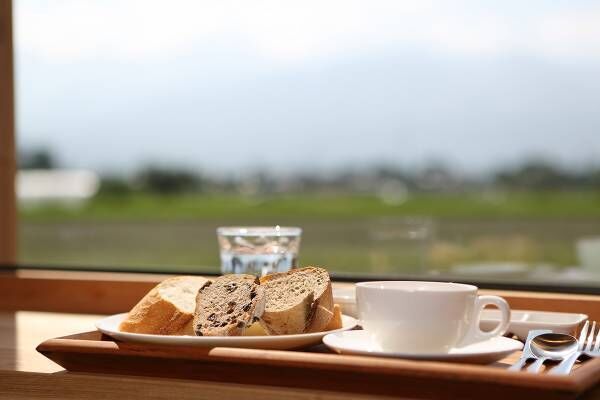 長野・安曇野の贅沢な“朝”を味わう絶景ベーカリー「あづみのるベーカリー」