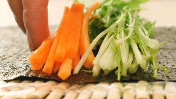 冷蔵庫の余り野菜が大変身！カラフルなベジタブルのり巻き