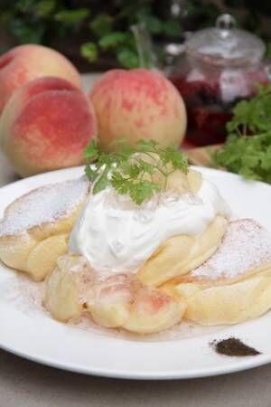 「幸せのパンケーキ」国産白桃を使用した季節限定メニュー登場！