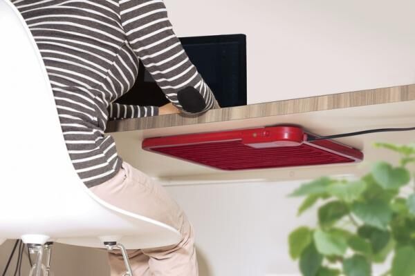どんな机やテーブルにもピタッと取付できる薄型ヒーター「Quolice フットデスクヒーター」が白／赤２色同時発売！