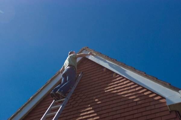 屋根の塗装ってどうやるの？その手順・方法から気になる費用までご紹介