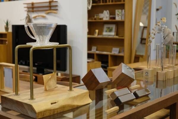 木のぬくもりあふれるお店。心のままに自由にスタイルを選べる〔WOODWORK Welcome COFFEE〕