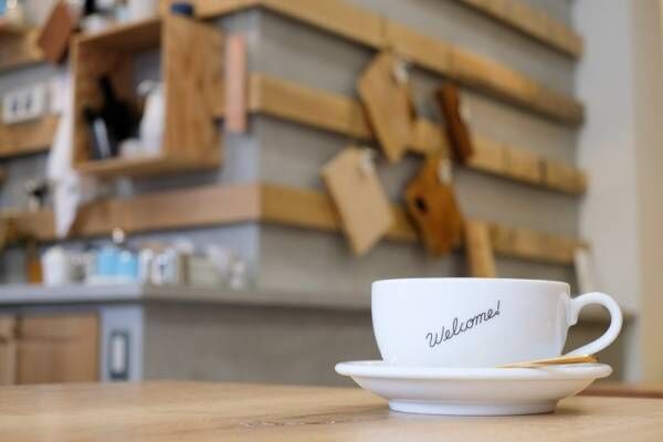 木のぬくもりあふれるお店。心のままに自由にスタイルを選べる〔WOODWORK Welcome COFFEE〕