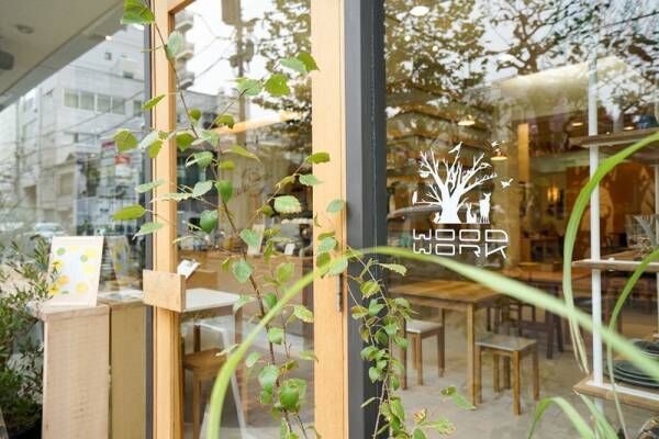 木のぬくもりあふれるお店。心のままに自由にスタイルを選べる〔WOODWORK Welcome COFFEE〕