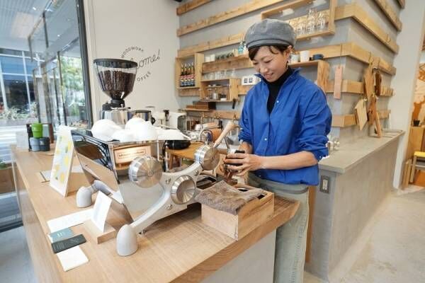 木のぬくもりあふれるお店。心のままに自由にスタイルを選べる〔WOODWORK Welcome COFFEE〕