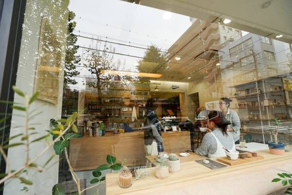 木のぬくもりあふれるお店。心のままに自由にスタイルを選べる〔WOODWORK Welcome COFFEE〕