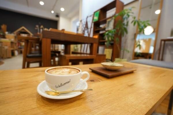 木のぬくもりあふれるお店。心のままに自由にスタイルを選べる〔WOODWORK Welcome COFFEE〕