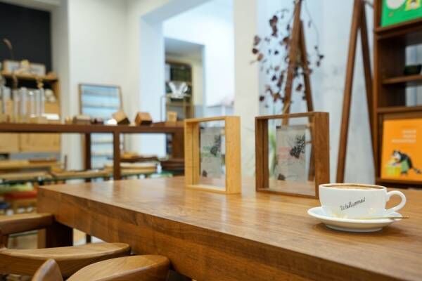 木のぬくもりあふれるお店。心のままに自由にスタイルを選べる〔WOODWORK Welcome COFFEE〕