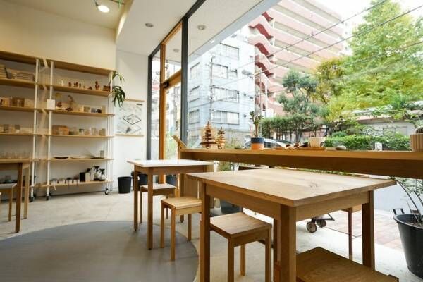 木のぬくもりあふれるお店。心のままに自由にスタイルを選べる〔WOODWORK Welcome COFFEE〕