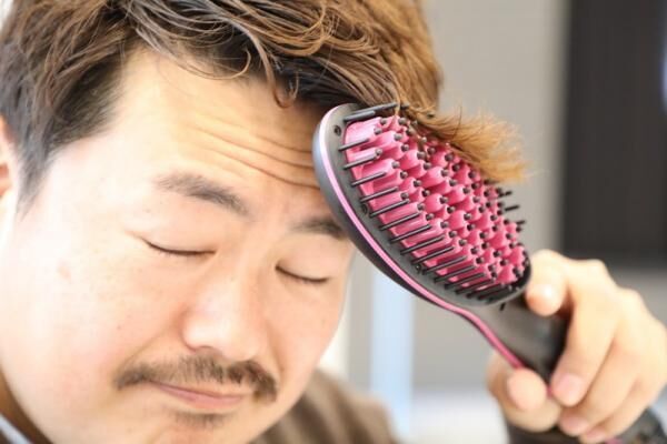 ブラシ×ヘアアイロン＝未体験ストレートってなんだ？ブラシでとかすだけで、簡単ツヤサラストレートが手に入っちゃうのです。