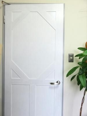 部屋のドアを自分好みにリメイクしよう！壁紙を使った簡単なアイデアから本格的なDIYまで大公開