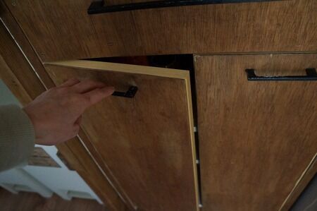 食器棚をおしゃれにリメイクしてみよう！壁紙やペイント、木材で簡単にできる方法をご紹介！