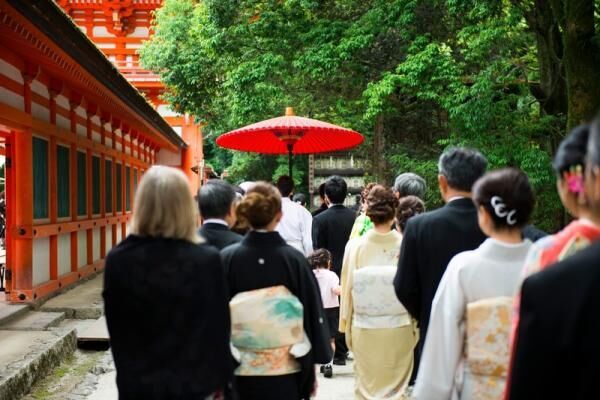 【女性編】結婚式にお呼ばれしたときの服装マナーをチェック！