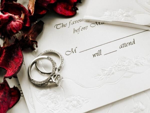 結婚式の招待状の返信マナー！出席or欠席の返事はそれぞれどうすればいい？