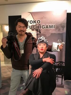 ファッションアドバイザー”YOKO FUCHIGAMI” 衣類スチーマーでシワを消し去る。