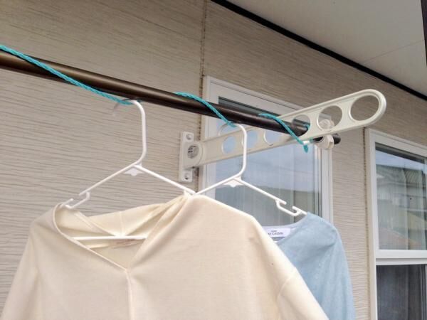 【外干しは風でハンガーがずれる…】洗濯物干しの悩みは「洗濯ロープ」が超便利！