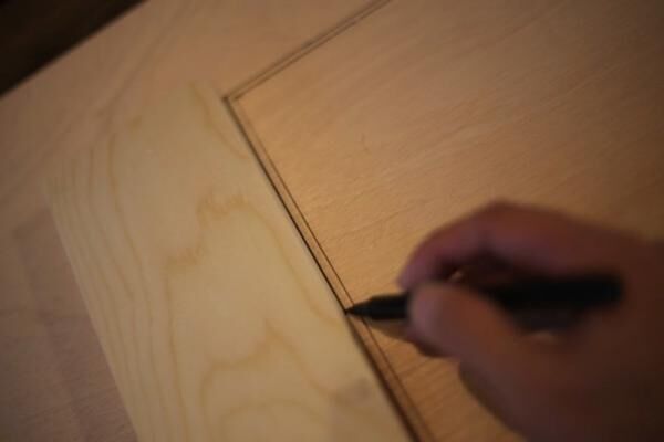 ベニヤ板と1×4材でアンティークドアをDIYしてみた。グラフィティーペイントとモールディングで雰囲気バツグン！！