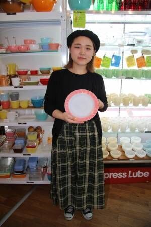 日本一のファイヤーキング専門店で可愛いビンテージ・ミルクガラス食器を発見！　アメリカン・コレクティブルの魅力を聞いた♪