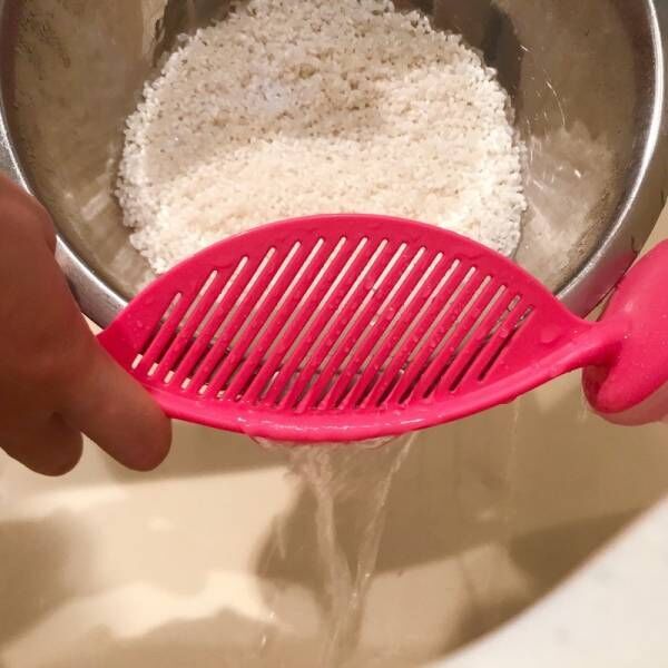 主婦のお悩み解決！〔Can★Do〕の《なるほど　米とぎ》で水に手を付けずにお米を研ぐ♪