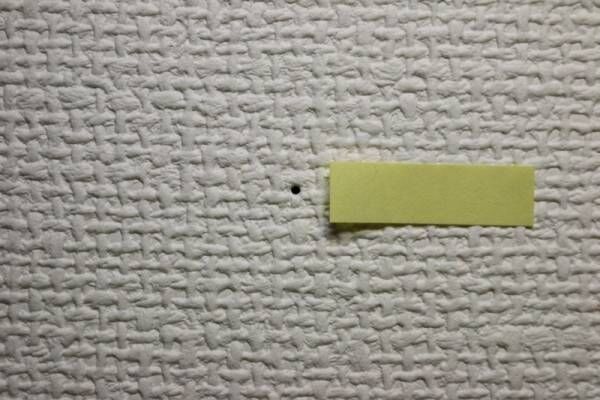 【賃貸DIY】ピンや釘で開いた壁のクロス穴をなくすグッズ〔ハウスボックス〕の《穴うめ職人》を使ってみた！