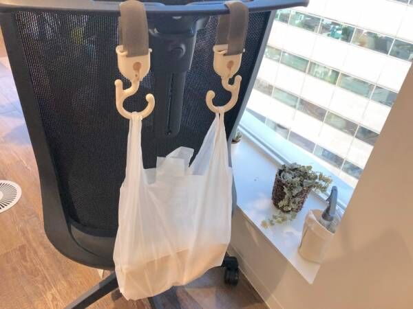 【キャンドゥ】お買い物の傘かけやオフィスのゴミ箱に変身する！便利なベルトフック