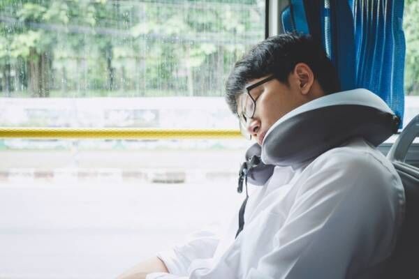 旅行や通勤で使える！電車で居眠りするときに首を痛めにくい眠り方とは？