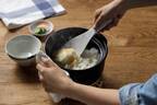 土鍋で炊いたご飯を混ぜやすく、よそいやすい、土鍋専用しゃもじが新発売。