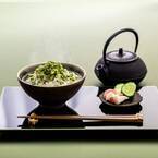 一度は食べたい、抹茶お茶漬けと碾茶のふりかけが誕生。一番摘み茶葉の色鮮やかな濃緑が白いご飯に映えて、美しい一膳が食卓に。