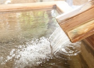 温泉に入るだけで運気が上がる！ オススメの“開運温泉”3つ