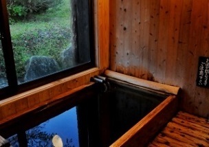 温泉に入るだけで運気が上がる！ オススメの“開運温泉”3つ