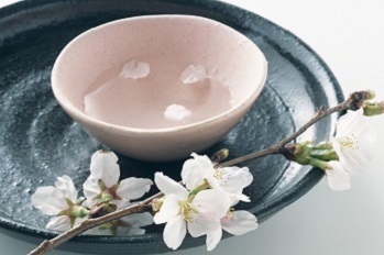 男心にグッとくる…！ 色香わきたつ “日本酒美人”の飲み方作法