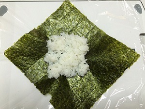 お弁当OL必見！ 専用のりまで登場した、大流行中の「おにぎらず」とは!?