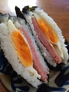 お弁当OL必見！ 専用のりまで登場した、大流行中の「おにぎらず」とは!?