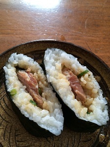 お弁当OL必見！ 専用のりまで登場した、大流行中の「おにぎらず」とは!?