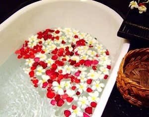 肌がみるみる元気になるとウワサの「塩浴」、そのやり方と効果は？