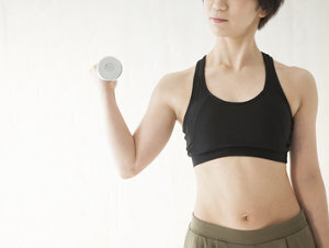 うっすら入ったタテ線腹筋に憧れる？　働く女性の筋トレ事情