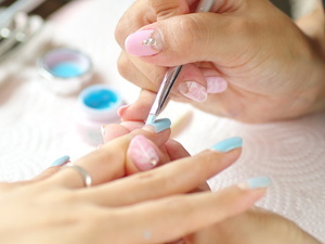 【働く女性のネイル事情3】ネイルサロンへ通う頻度はどれくらい？ 1回の料金は？