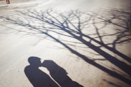 妻の浮気が原因で離婚…そんな時に妻は子どもの親権者になれる？