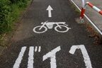 【意外と知らない道交法】原付バイクの運転手が自転車を押して走らせた…これって違法？