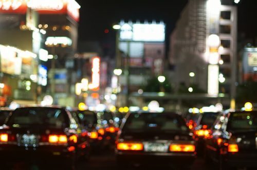 忘年会シーズン到来…「タクシー内で嘔吐」した場合に法的な責任は発生する？