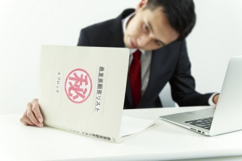 仕事で知ったタレントの個人情報…家族にだけこっそり話しても違法になる？