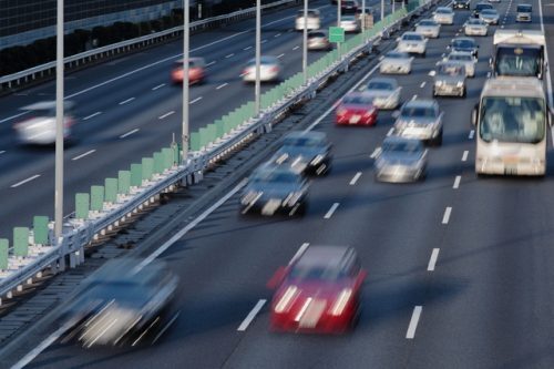 【意外と知らない道交法】追い越されたくない…車線変更を妨害したらやっぱり違反？