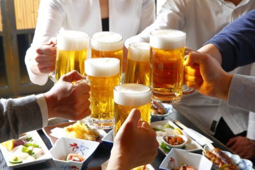 飲み放題の「グラス交換制」は無視してOK!? 忘年会シーズンに知っておくべきポイント