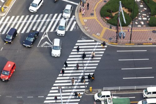 【意外と知らない道交法】左折後2車線の右側に入る車にイラっ！これって違法？